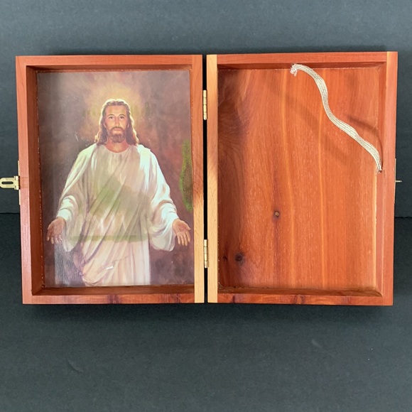The Holy Bible King James 1976 Hardcover Protestant Edition in Wooden Box - Picture 2 of 16